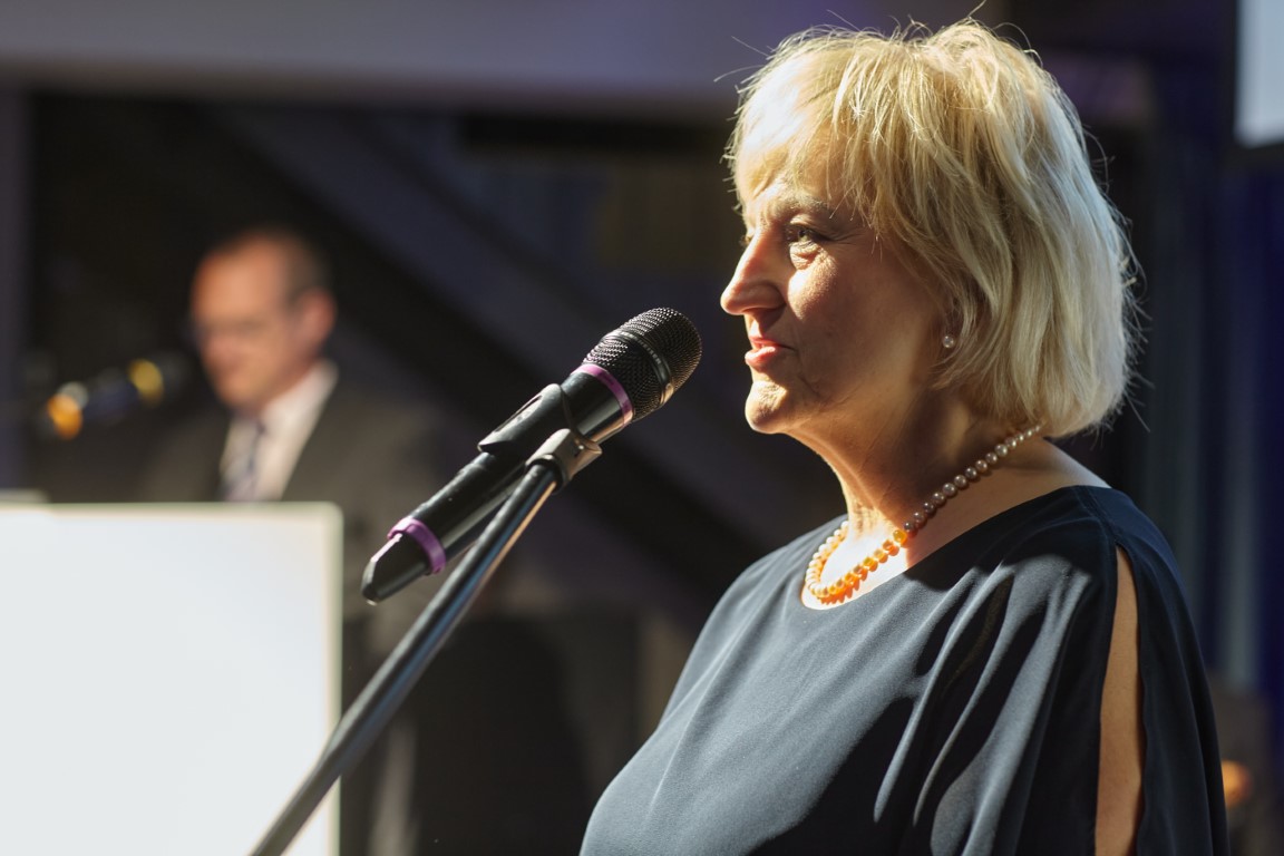 6-Marie Brejchová zahajuje slavnostní večer (Střední)