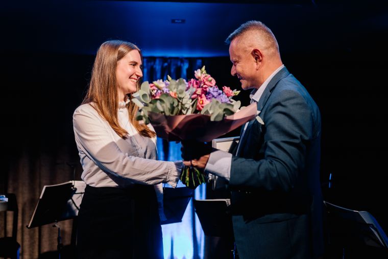 10 – Elena Zajacová, laureátka ocenění v kategorii Právní podpora projektu, a Richard Baček