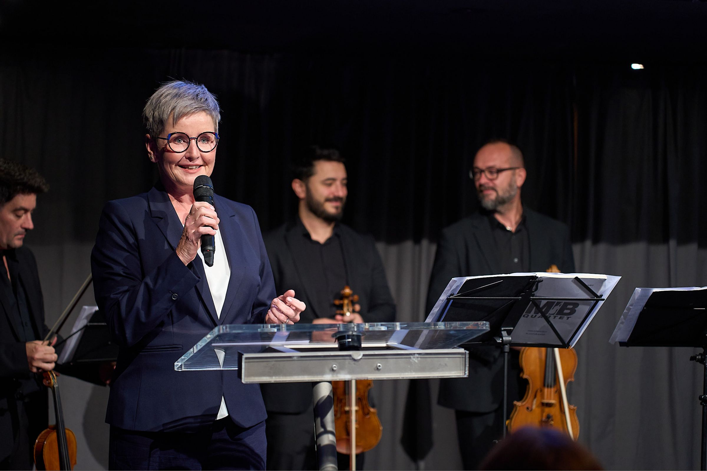 03 - Moderátorka Marcela Augustová a hudební skupina MIB Quartet