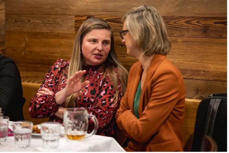 14 - Vlevo viceprezidentka Unie Ivana Fára