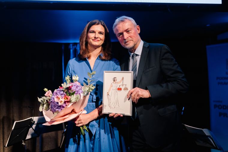 08 – Andrea Diligent, laureátka ocenění v kategorii Compliance, a vedoucí unijní sekce Compliance Vladimír Valenta