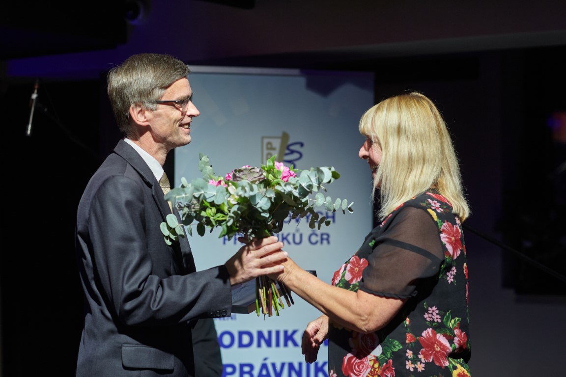10-Antonín Havlík přebírá v zastoupení doc Margerity Vysokajové ocenění od viceprezidentky Jitky Hlaváčkové (Střední)