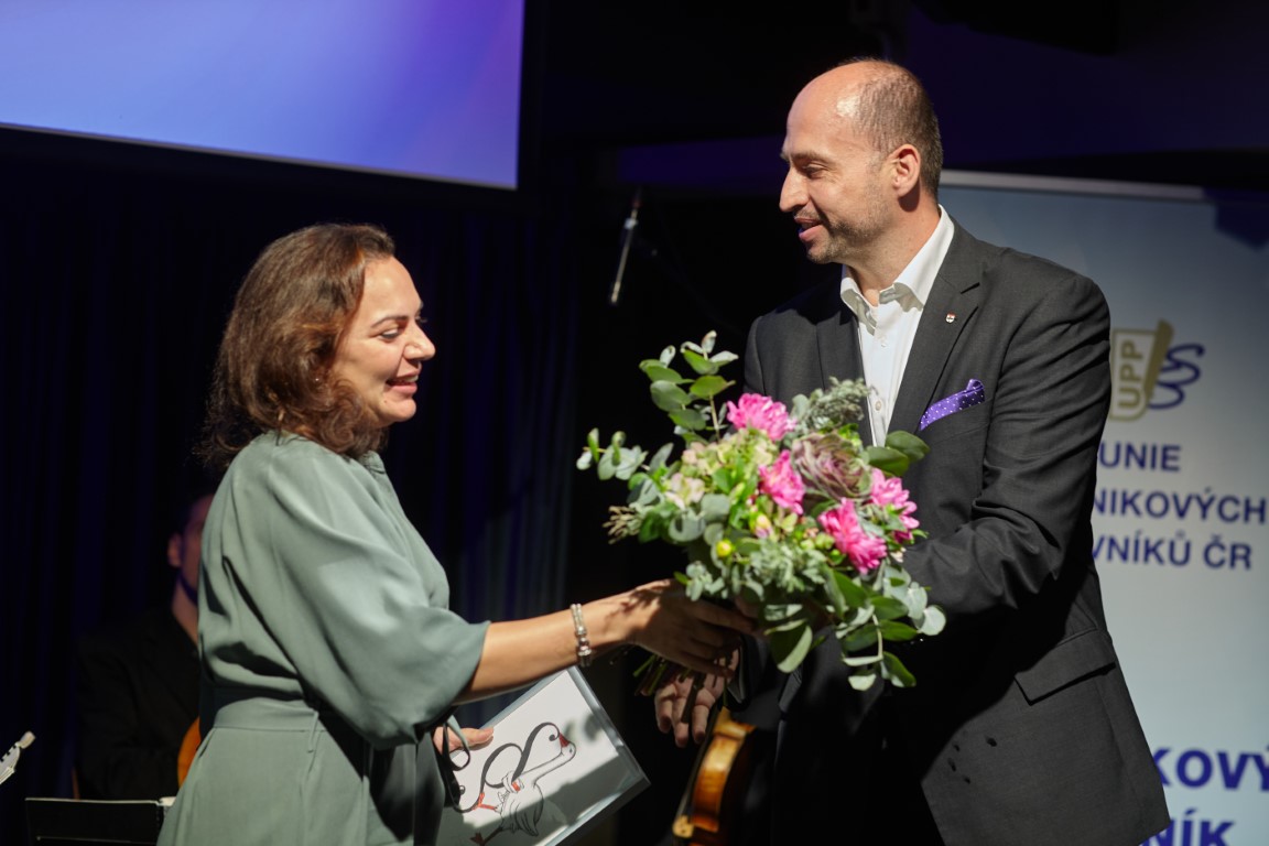 25-Suzana Hakobjan přebírá ocenění od Radima Raniče