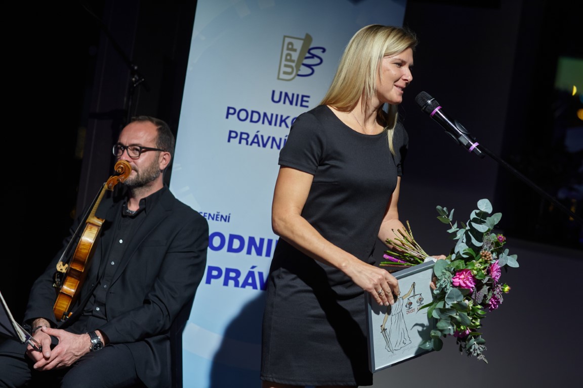 24-Jana Matysová převzala jménem Karoliny Helebrantové ocenění v kategorii Perspektiva 2021