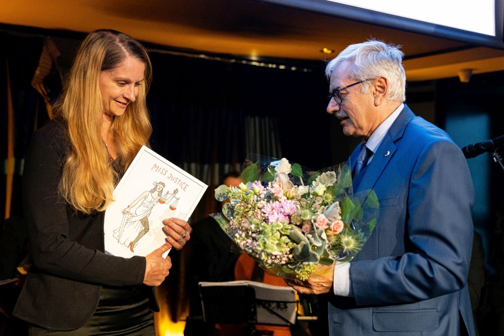 10-Viceprezident Svazu průmyslu a dopravy ČR František Chaloupecký předává cenu