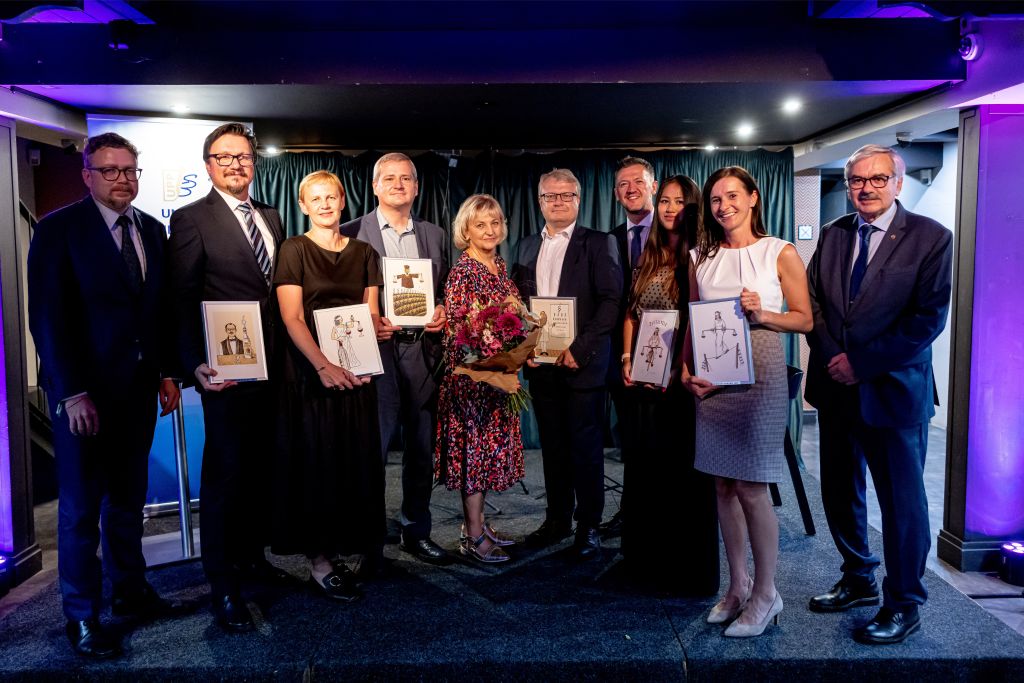21-Marie Brejchová, prezidentka Unie, s laureáty, Antonínem Stanislavem, náměstkem ministra spravedlnosti, Vladimírem Chaloupeckým, viceprezidentem SP ČR a Michalem Fraňkem, sekčním ředitelem MSp ČR