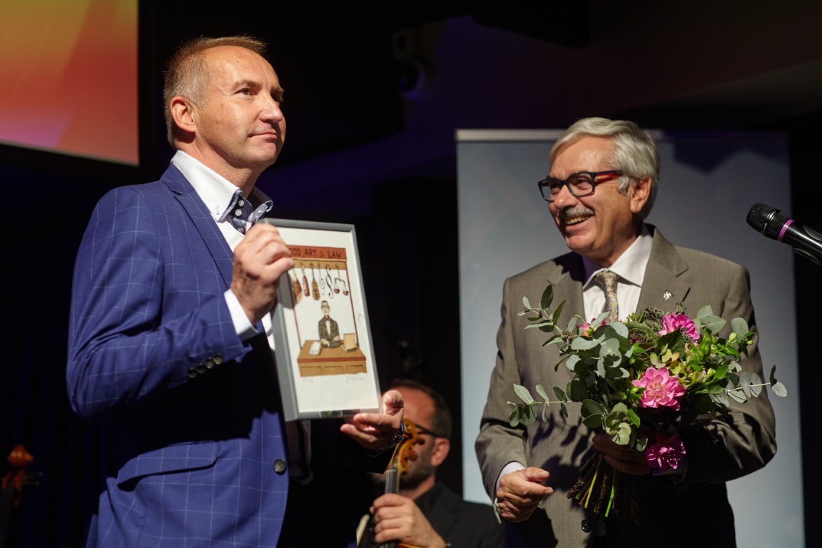 16-Ocenění Janu Kubíčkovi předává František Chaloupecký, viceprezident Svazu průmyslu a dopravy